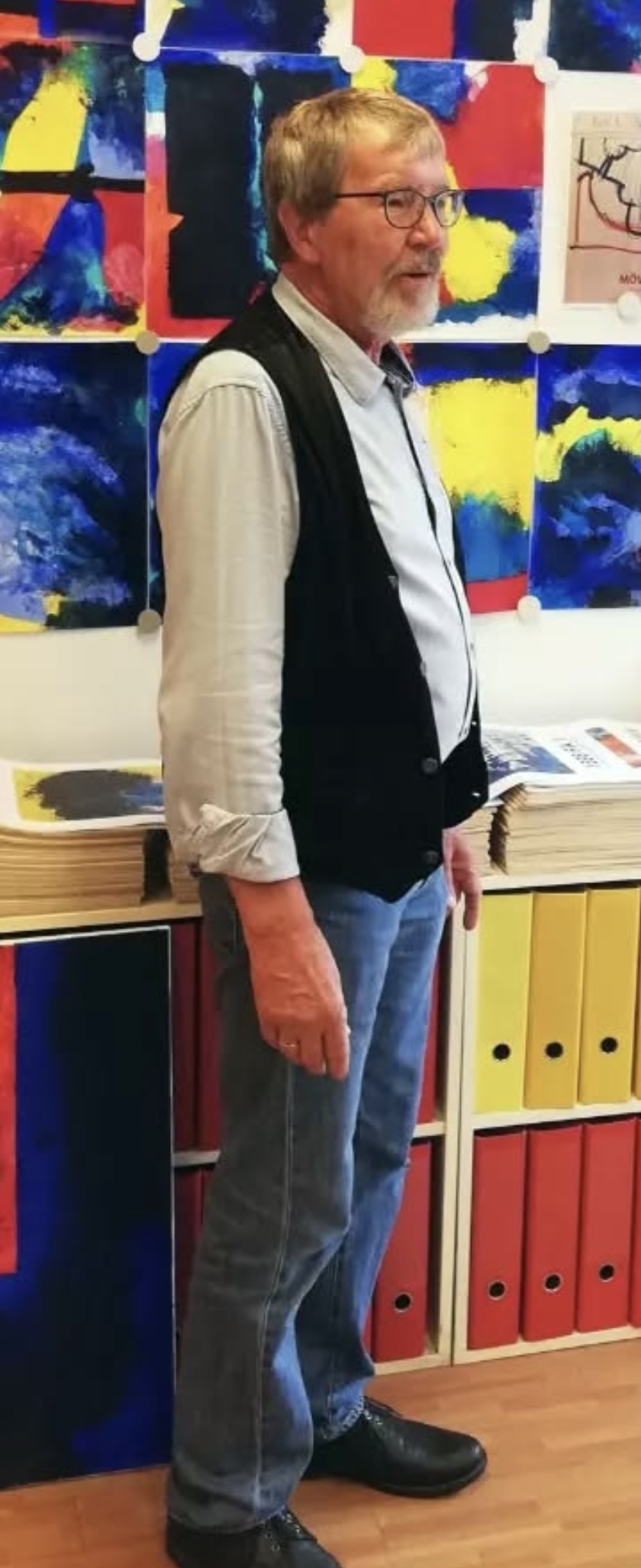 Knud Jensen vor einigen seiner Bilder